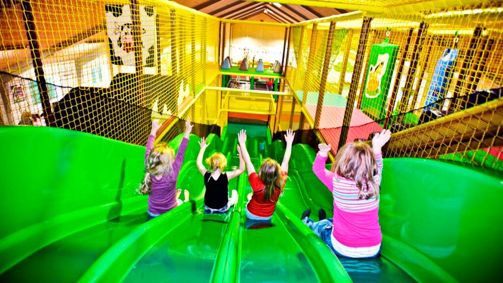 Kinder spielen auf der Rutsche in Bork Legeland in Westjütland